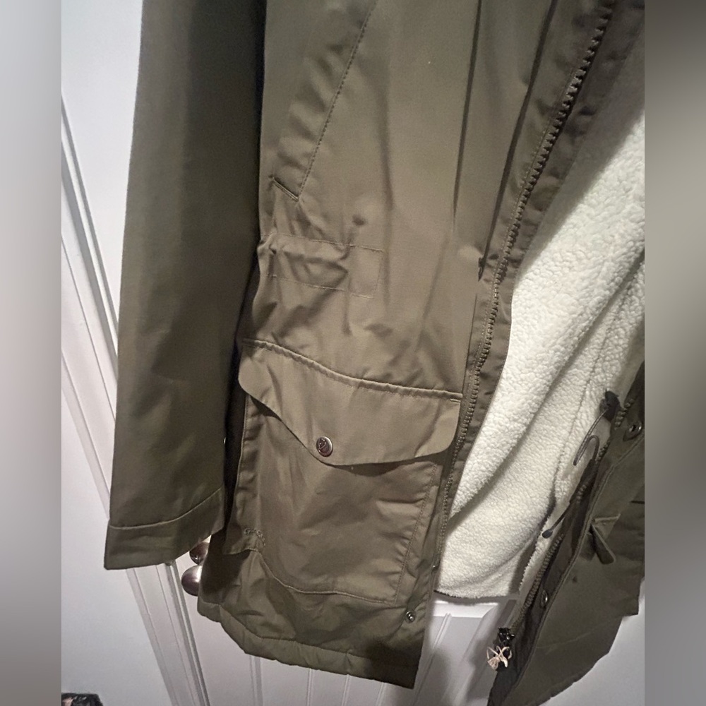 Fjallraven Women’s Greenland insulated hooded parka, Medium, Green - Picture 12 of 16